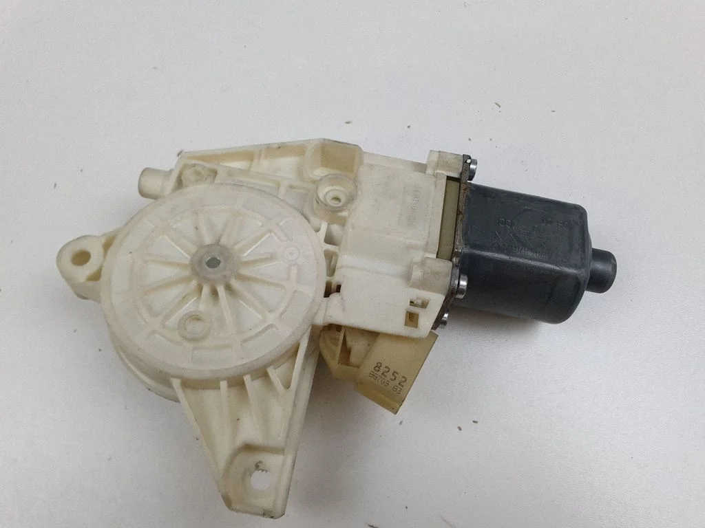 Rear door window regulator motor – Mercedes-Benz C-Class AMG W204 (2007-2014)