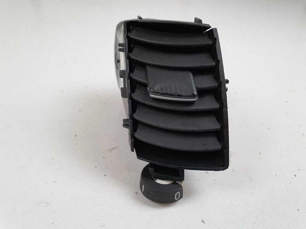 Armatuurlaua keskmine õhutusrest 13144401 – Opel Zafira B (2005-2014)
