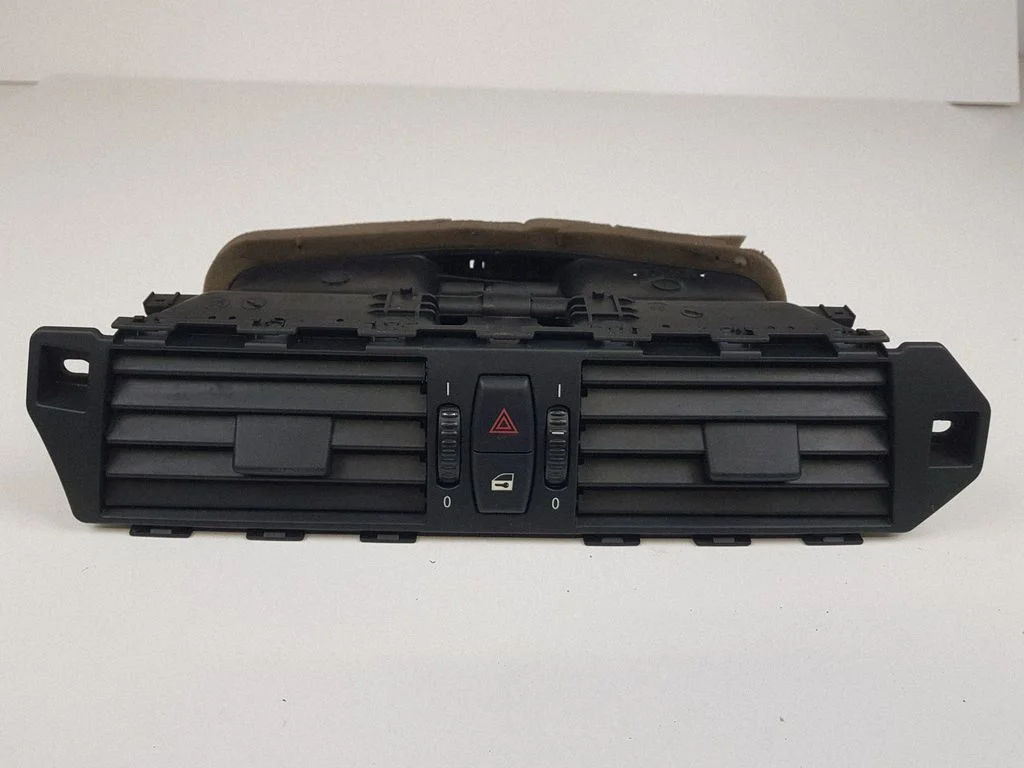 Armatuurlaua keskmine õhutusrest – BMW 5-seeria E60 E61 (2004-2010)