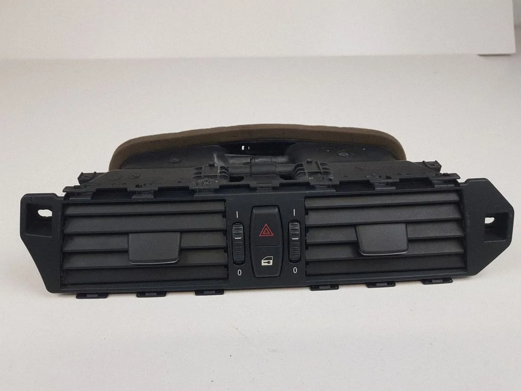 Armatuurlaua keskmine õhutusrest – BMW 5-seeria E60 E61 (2004-2010)