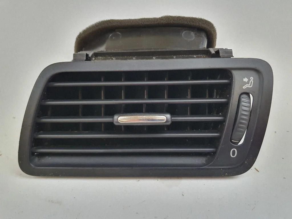 Dashboard side air vent grill/cover trim 3C2819701D
