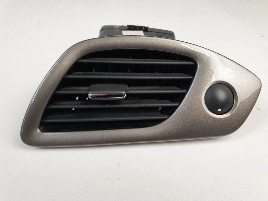 Dashboard side air vent grill/cover trim – front right