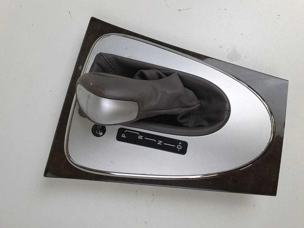 Käigukangi ümbrise viimistlus (plastik) – Mercedes-Benz E-klass W211 (2002-2009)