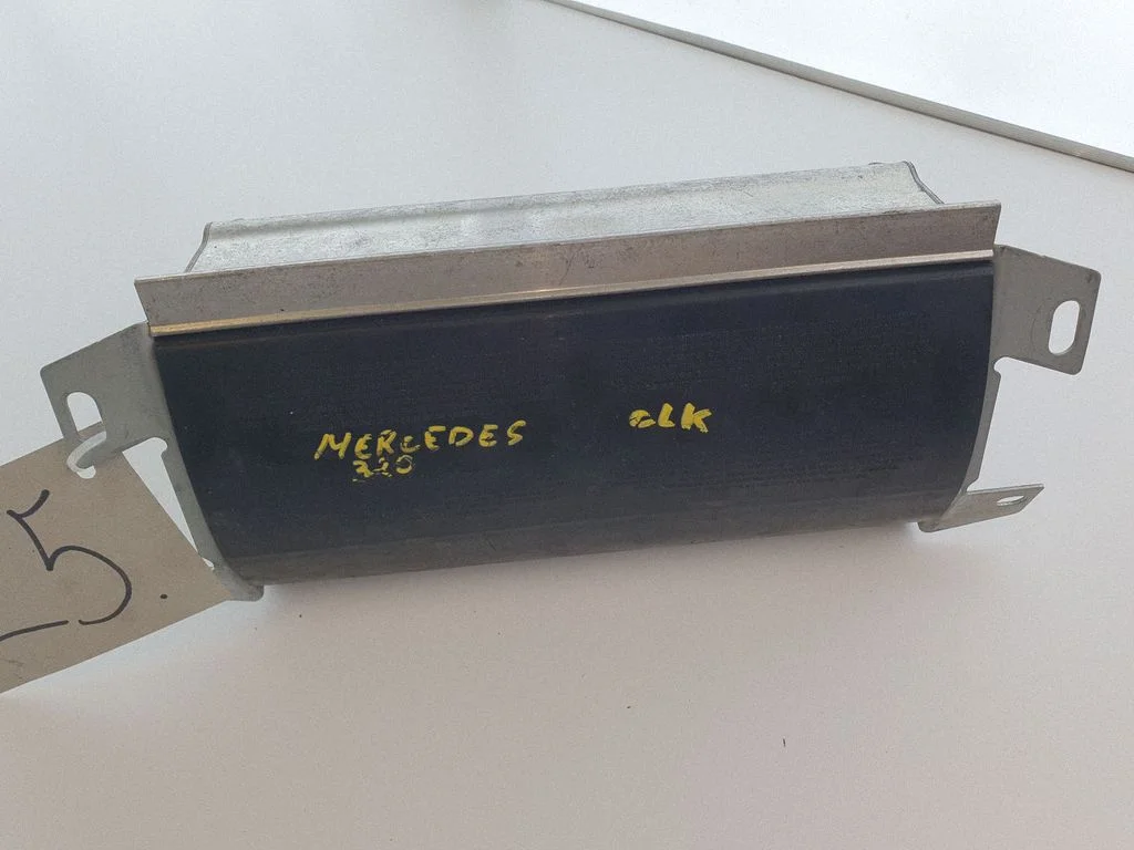 Kõrvalistuja turvapadi 600223800B