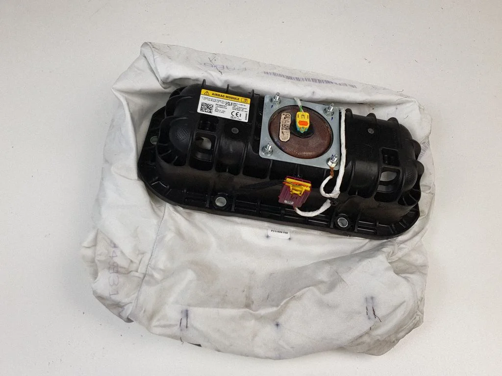 Passenger airbag P31663751