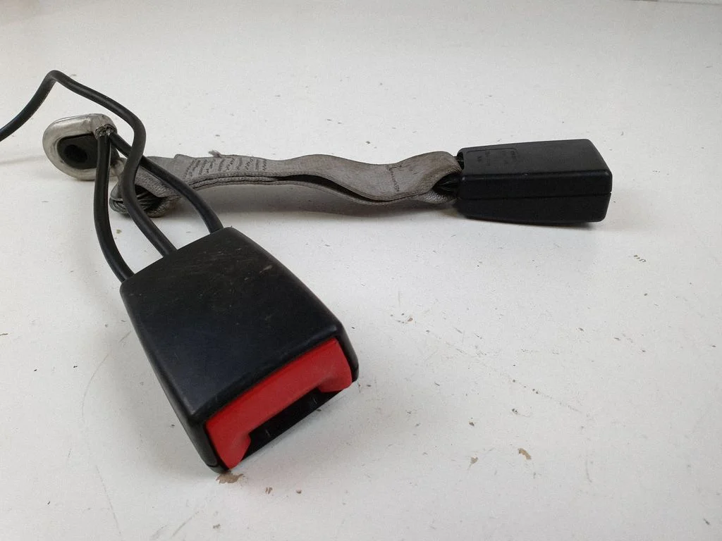 Rear seatbelt buckle – Mercedes-Benz S-Class W220 (1998-2006)
