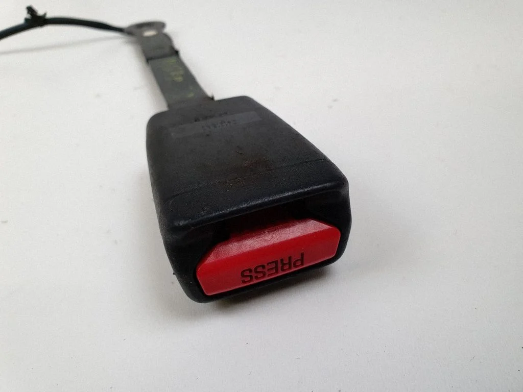 Priekšējās drošības jostas sprādze 041215AC
