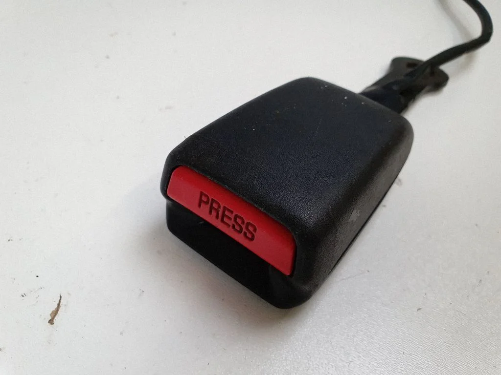 Priekšējās drošības jostas sprādze 041215AC