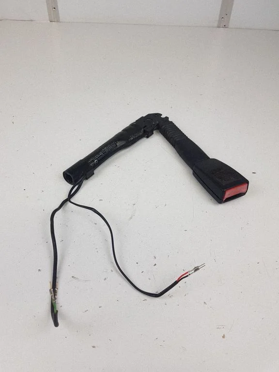 Eesmise turvavöö pannal 33037874D – BMW 1-seeria E81 E87 (2004-2011)