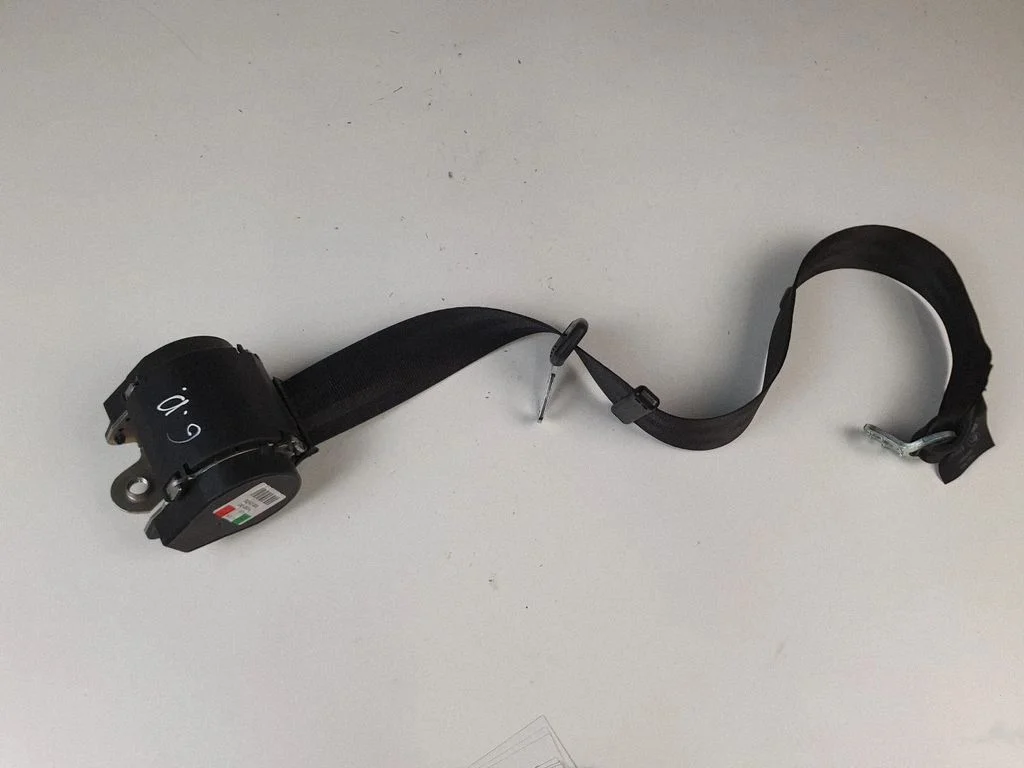 Rear seatbelt 621421000