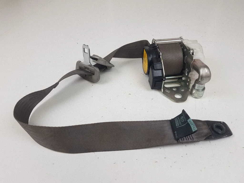 Front seatbelt 7Q2610P