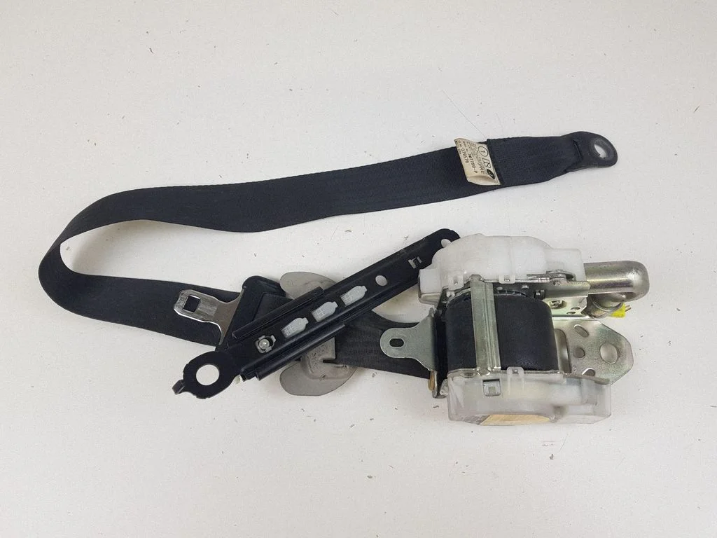 Front seatbelt – Lexus IS 220D-250-350 (2006-2013)