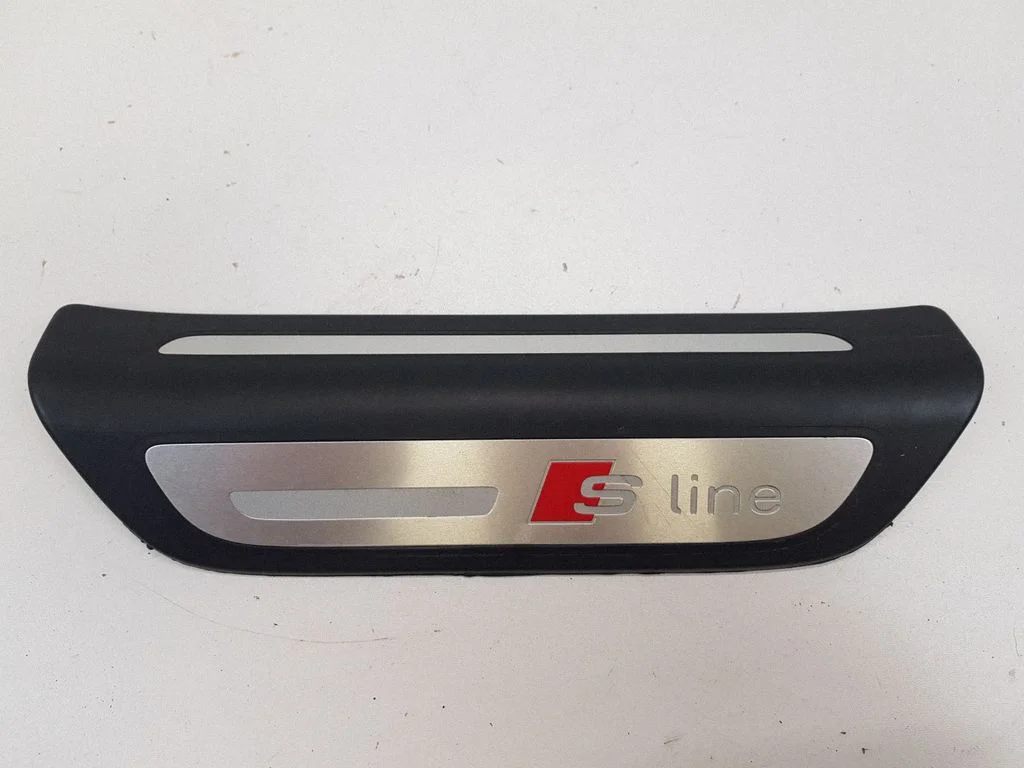 Rear sill trim cover 8U0853375