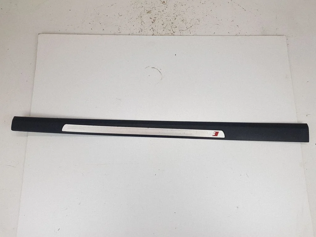 Priekšējā sliekšņa apdare (iekšējā) 4F0853374C