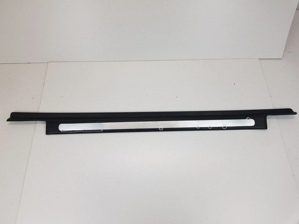 Front sill trim cover – front right
