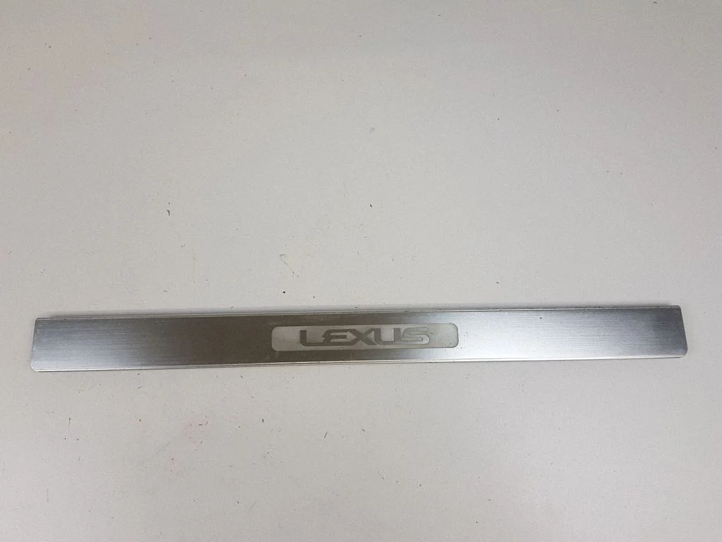 Front sill trim cover – right