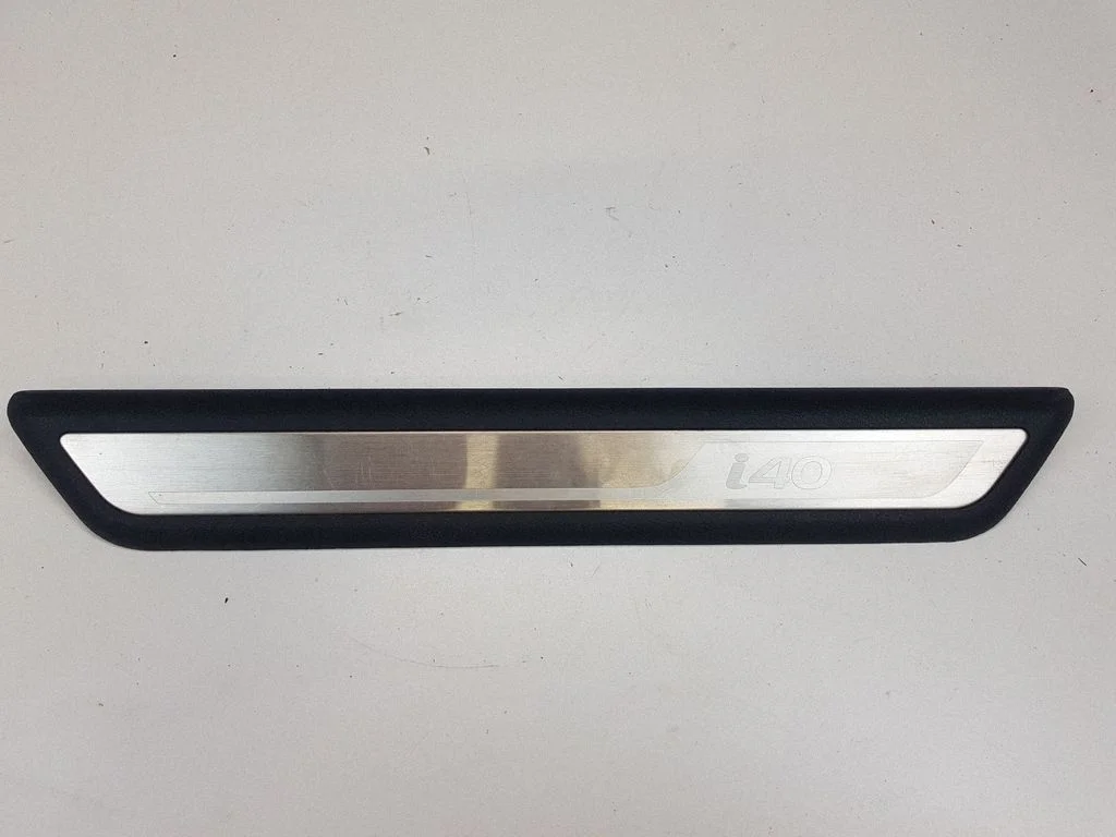 Front sill trim cover 858833Z100