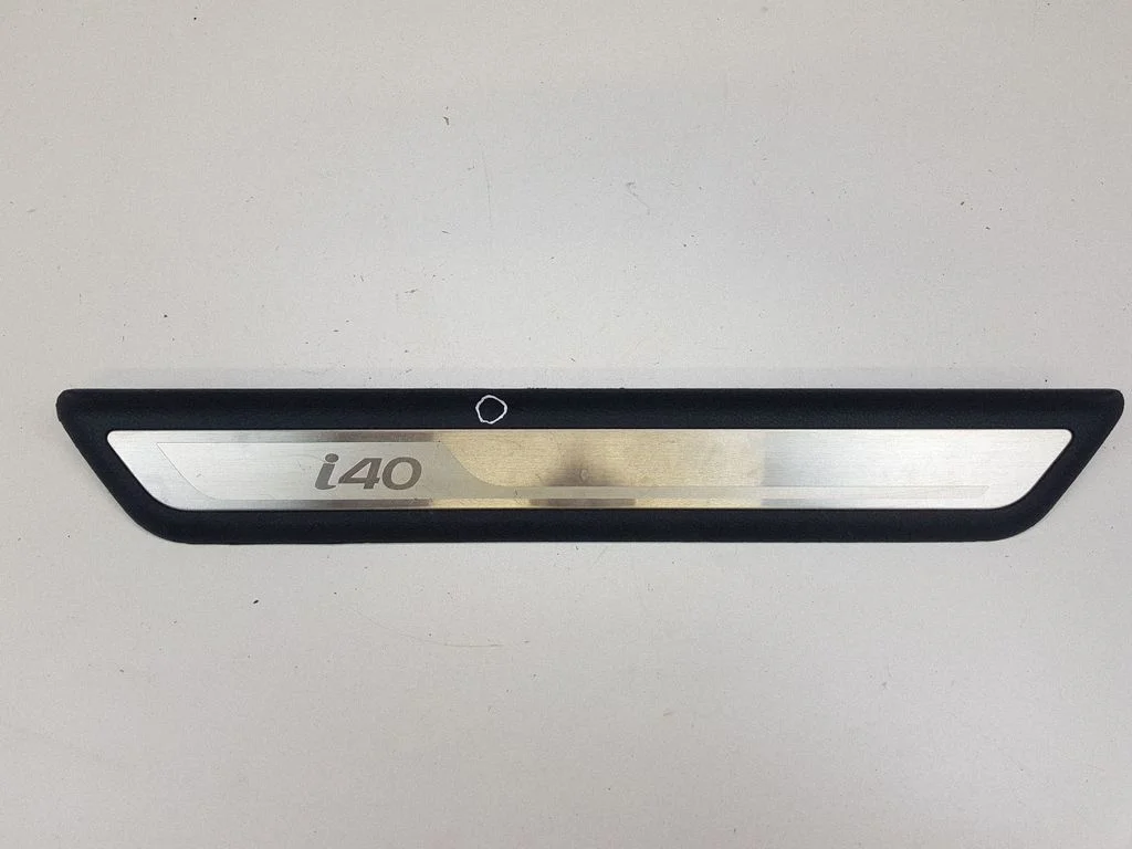 Front sill trim cover 858733Z100