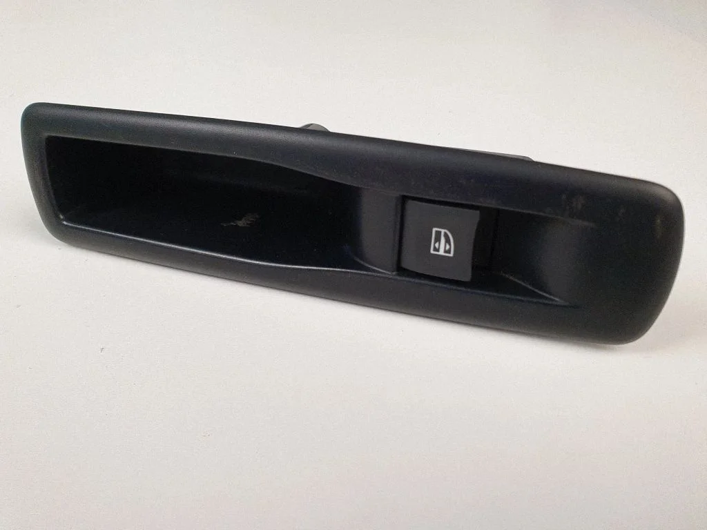 Electric window control switch 829500004R