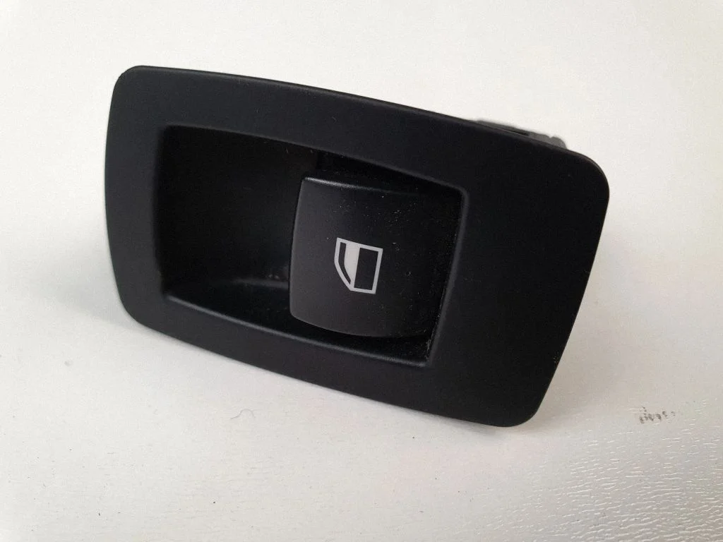 Electric window control switch 9113773