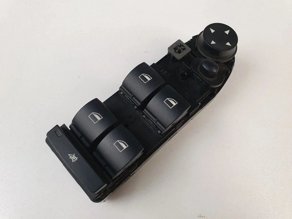 Electric window control switch 9122110