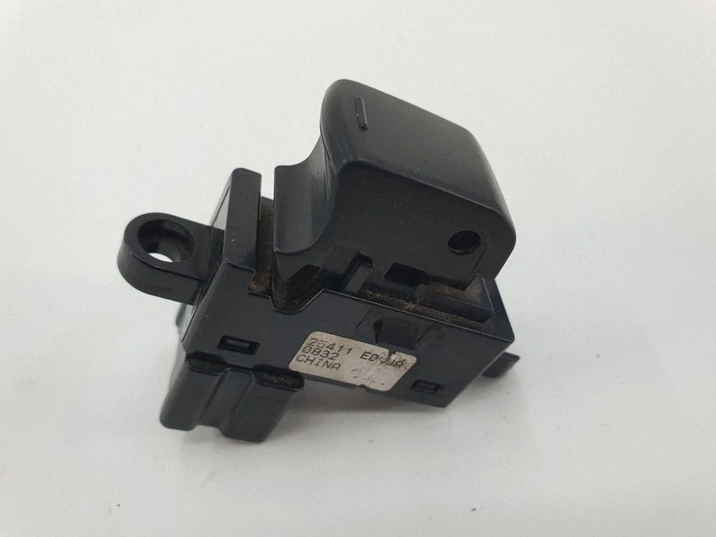 Electric window control switch 25411ED03A
