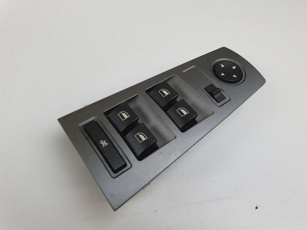Electric window control switch 6943057