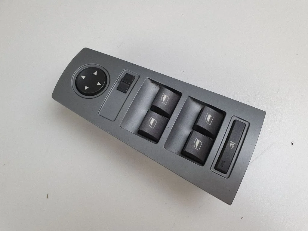 Electric window control switch 6943057