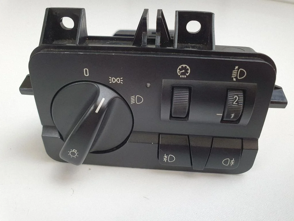 Light switch 6901429