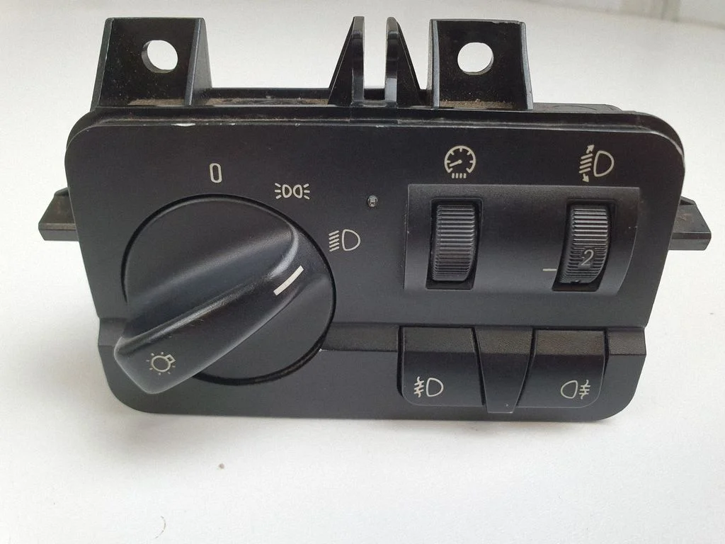 Light switch 4108586