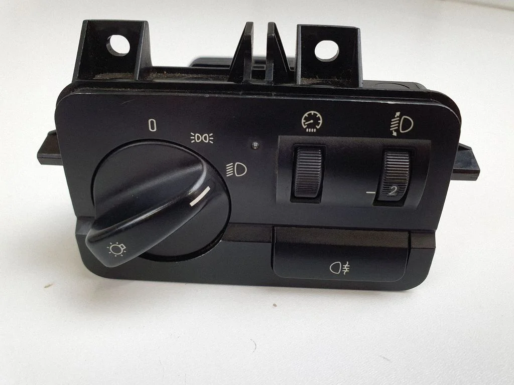 Light switch 6936819