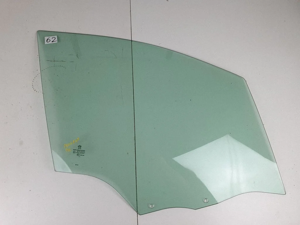Galvenais priekšējo durvju stikls (četrdurvju) 43R009007