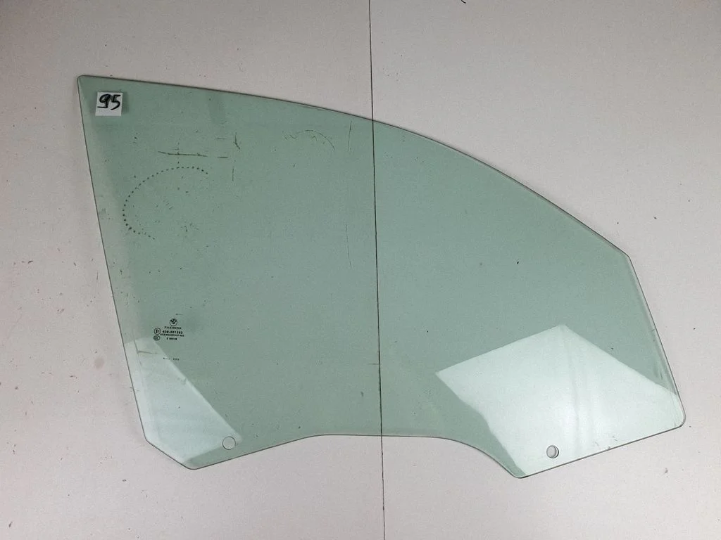 Front door window glass four-door 43R001582