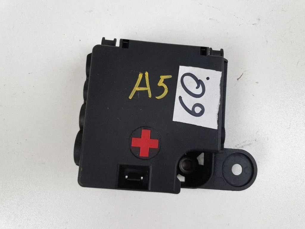 Plussjuhtmete ühendussõlm 8K0937517B