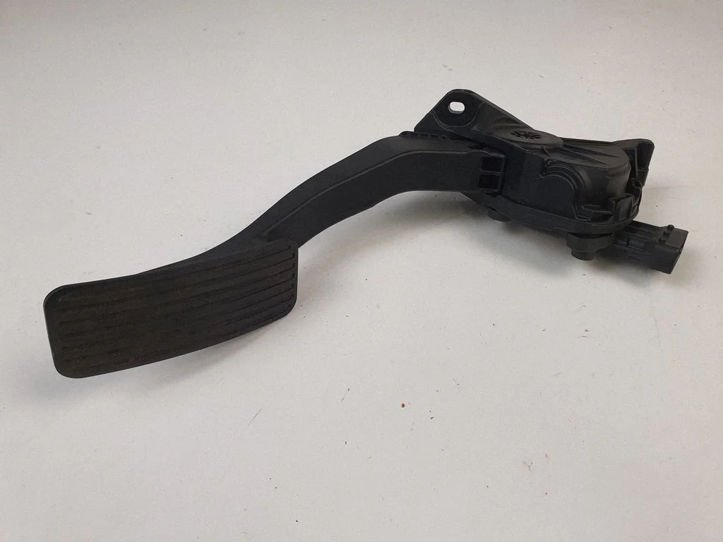 Accelerator throttle pedal 13252704