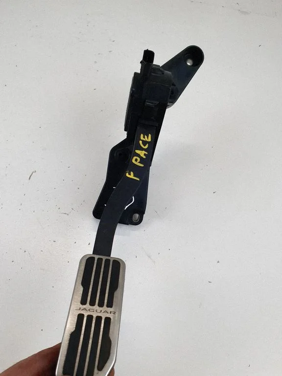 Akseleratora pedālis HK8M9F836CA