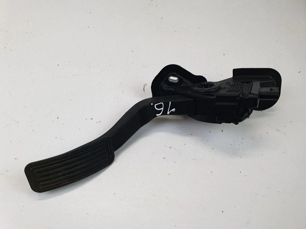 Accelerator throttle pedal GS8S41600