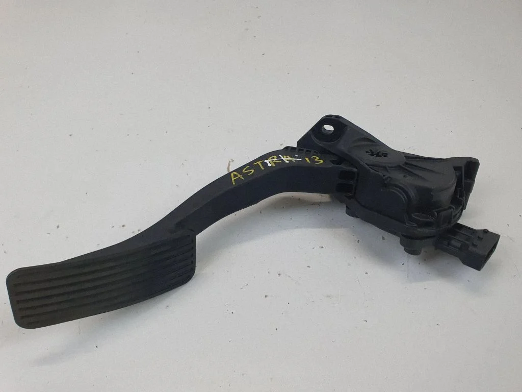 Accelerator throttle pedal 13252704