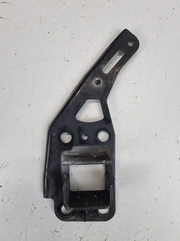 Radiaatori tugipaneeli klamber – Audi A6 Allroad C6 (2006-2011)