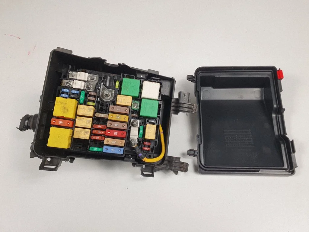 Drošinātāju bloks 9804848580