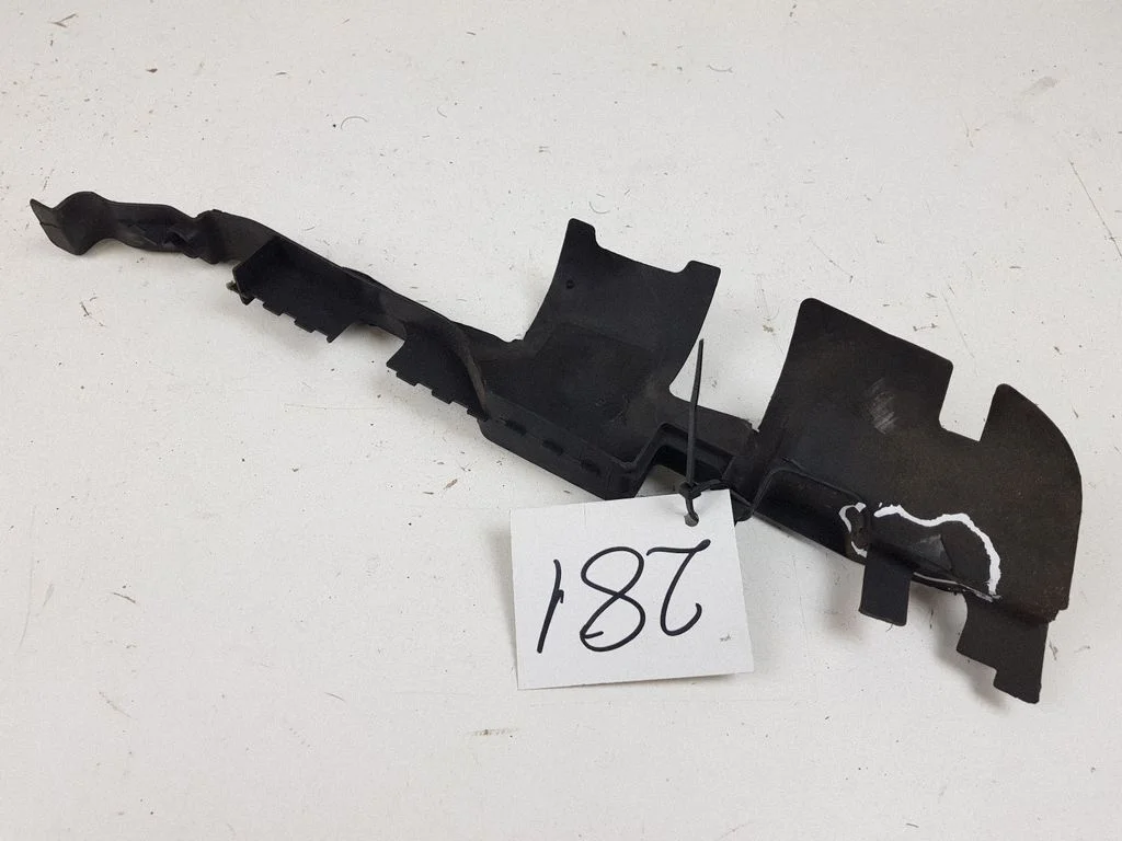 Radiatoru paneļa kronšteins 8E0121283B