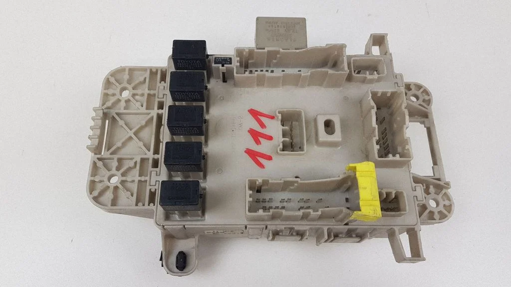 Drošinātāju bloks – Toyota RAV 4 (XA20) (2000-2005)