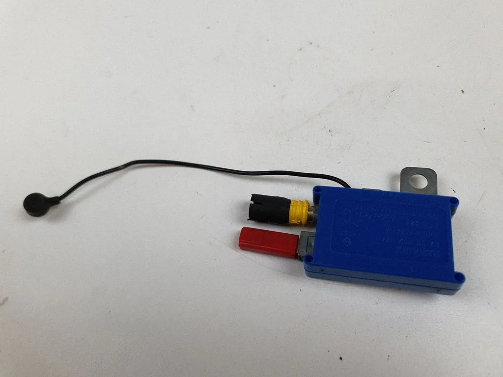 Aerial antenna amplifier 8200002584 – Renault Laguna II (2001-2007)