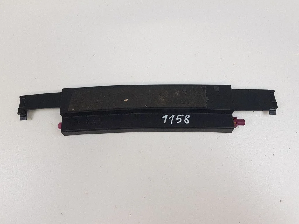 Aerial antenna amplifier – Volkswagen Phaeton (2002-2016)