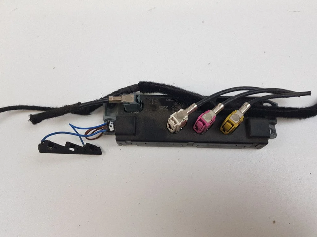 Aerial antenna amplifier – Audi A5 Sportback 8TA (2009-2016)