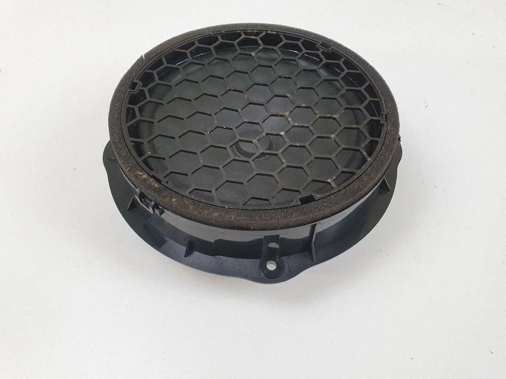 Skaļrunis (-ņi) priekšējās durvīs 8V0035415