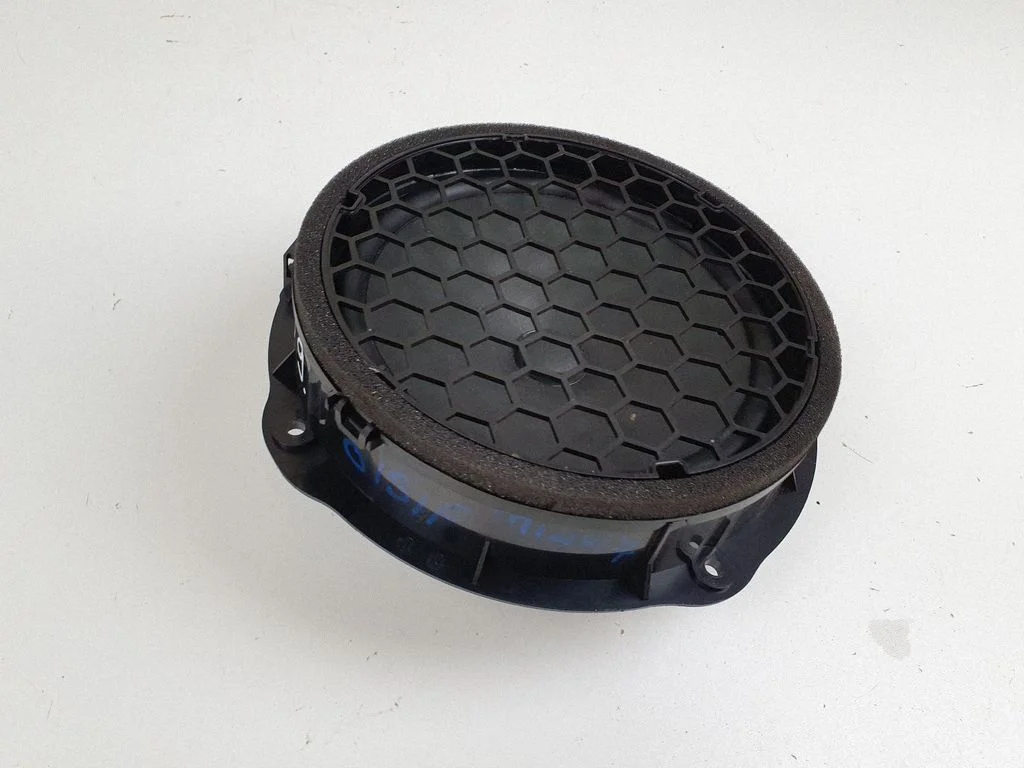 Skaļrunis (-ņi) priekšējās durvīs 8V0035415