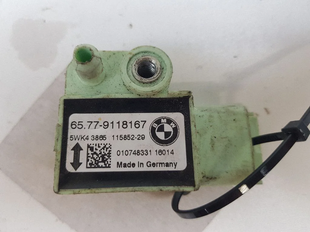 Czujnik zderzeniowy poduszek powietrznych – BMW Seria 5 E60 E61 (2004-2010)