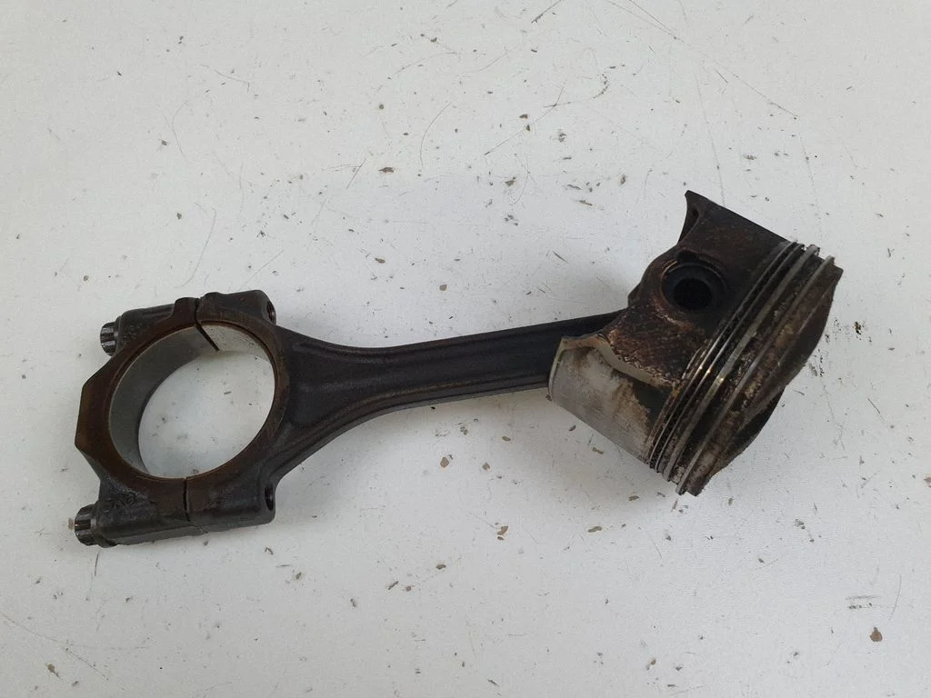 Piston with connecting rod