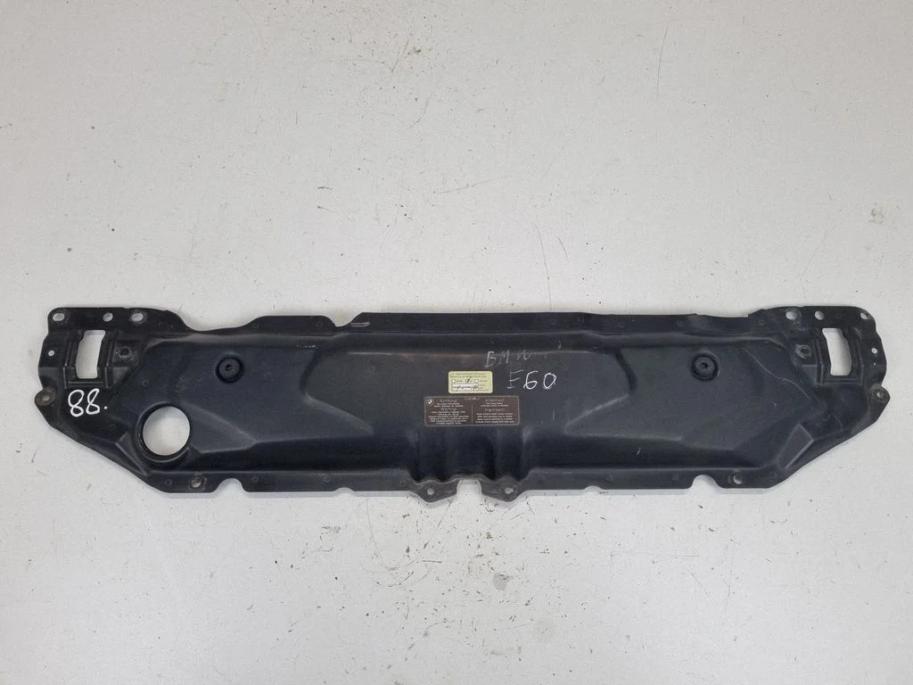 Radiaatori tugipaneeli ülaosa – BMW 5-seeria E60 E61 (2004-2010)